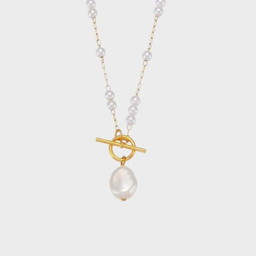 Griechisch inspirierte SĂĽĂźwasserperlenkette, bekannt aus dem Schmuck-Abo, mit feinen, weiĂźen Perlen und elegantem Design. Perfekte Wahl fĂĽr ein Wasserfest oder eine besondere Gelegenheit.