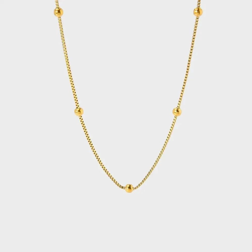 Schlichte Basic-Kette mit minimalistischem Design, präsentiert vor einem maritimen Hintergrund. Diese elegante, zeitlose Kette eignet sich perfekt für den täglichen Gebrauch und lässt sich vielseitig kombinieren.