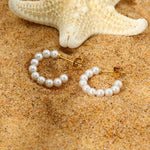 Ocean Vibes Ohrringe, wasserfester Schmuck, inspiriert von griechischem Design. Die kunstvoll gestalteten Kunstperlen-Ohrringe kombinieren Eleganz und Funktionalität, ideal für Strandtage und maritime Looks.